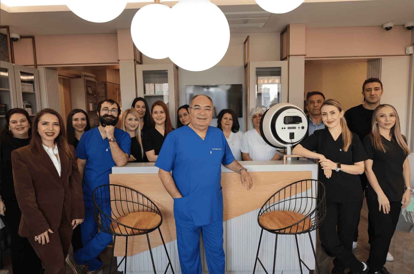 Dr. Kubilay Yücel with the polyclinic team in the clinic’s reception area